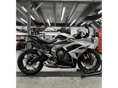 2026 Triumph DAYTONA 660 ARGENT Triumph DAYTONA 660 ARGENT 2026 Les photos peuvent être à titre indi...