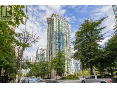 The Lions in Coal Harbour - This immaculate 1bd + den corner unit offers 604sf of functional living...