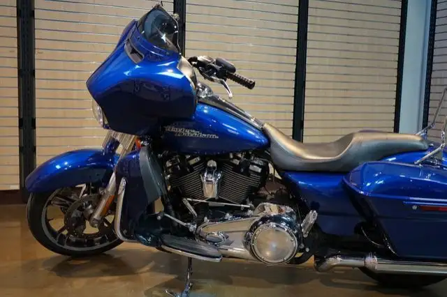 2017 Harley-Davidson FLHX - Street Glide in Sport Touring in Lethbridge - Image 10