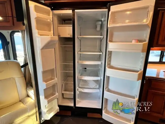 2013 Fleetwood RV Discovery 40X Diesel 057,684 Miles in RVs & Motorhomes in Moncton - Image 33