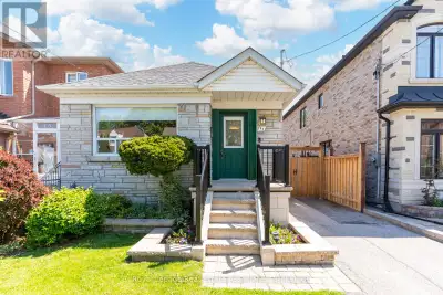 Welcome to this charming detached home in the heart of the highly sought-after Birchcliffe-Cliffside...