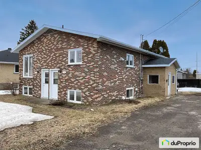 Duplex avec appartement principal au rez-de-chaussée et logement à revenu au sous-sol qui est déjà l...