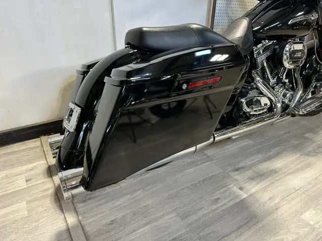 2011 Harley-Davidson Touring CVO STREET GLIDE in Street, Cruisers & Choppers in London - Image 15