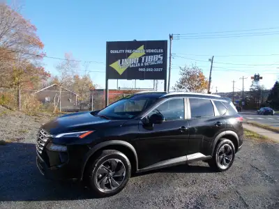 • 4 CYLINDER ENGINE • AUTOMATIC • All-wheel drive • Heated Front Cloth Seating • Power Sunroof • Key...