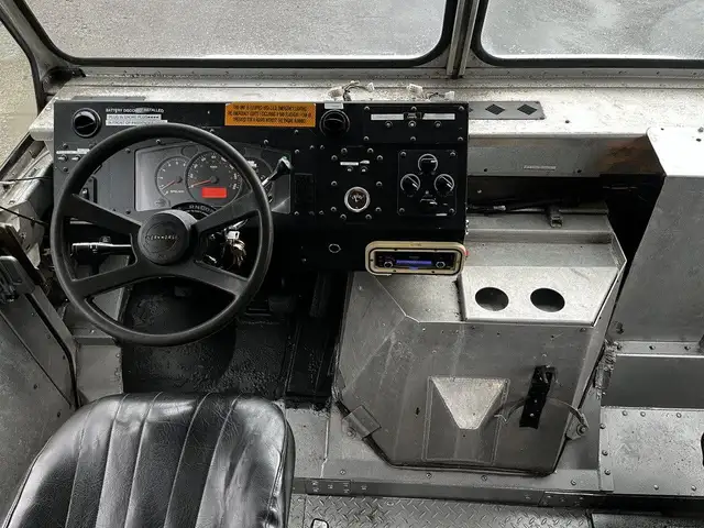 2005 Morgan Olson Workhorse 14 Foot Step Van with Shelving in Heavy Trucks in City of Montréal - Image 38