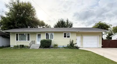 P05//Portage La Prairie/OPEN HOUSE SATURDAY 1-3 PM - SPACE, COMFORT & A BACKYARD YOU LL LOVE! This w...