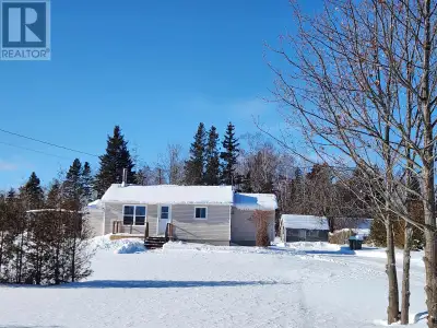Great price on this renovated 2 bedroom bungalow on 1.76 acres in Cambridge. Well maintained. Steel...