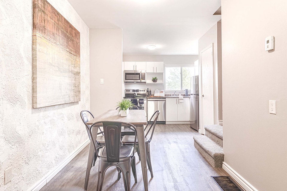 3 Bedroom Townhome with Yard & Laundry in South London 2