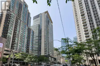 Tucked into the skyline at Bay & College, high up on the 27th floor of Lumiere is that rare downtown...