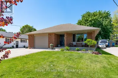 Bright and spacious 3-level backsplit featuring 3+2 bedrooms and 2 full baths.The beautifully renova...