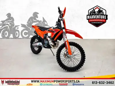 2025 KTM 300 XC La KTM 300 XC 2025 est une bête en forêt et un champion sur les sentiers. Propulsée...