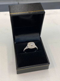 BEAUTIFUL 14K White Gold & Diamond Halo Ring - 0.99TCW