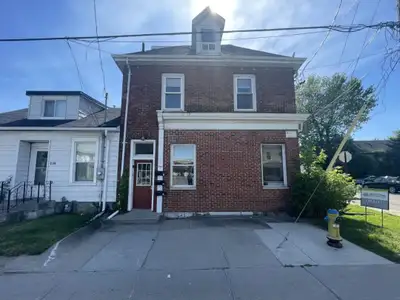 3 bed, 1 bath with lots of natural light- 2-254 Montreal St