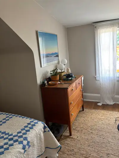 Bright Top-Floor Apartment in Charming Detached Century Home – 7 High Park Blvd Bright and spacious...