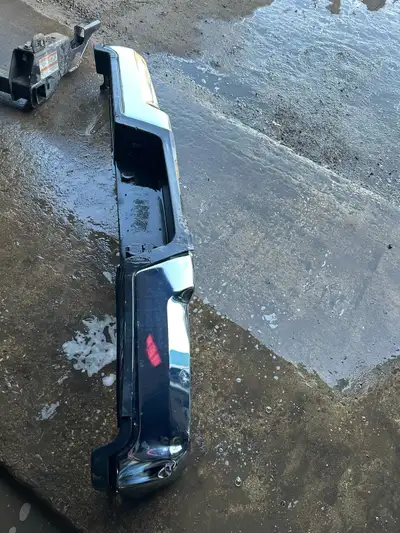 rear bumper off of a 2022 ford f350 right side bumper pad corner needs to be replaced (burnt) also t...