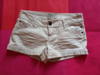 GUESS SHORTS NEUFS – TAILLE 28