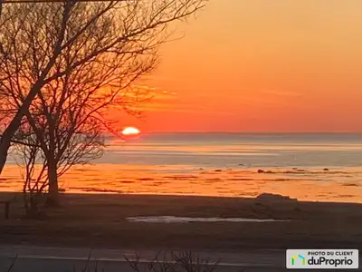 Vue imprenable sur le fleuve! Charmante propriété, située entre terre et mer et protégé des grandes...