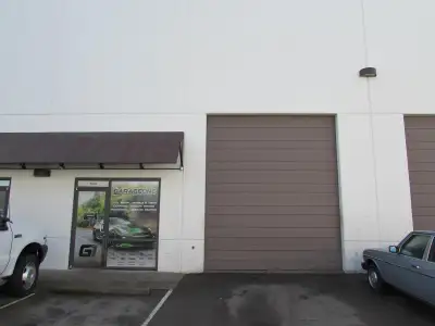 Excellent opportunity to lease 1821 sqft of prime useable industrial/commercial space in the heart A...