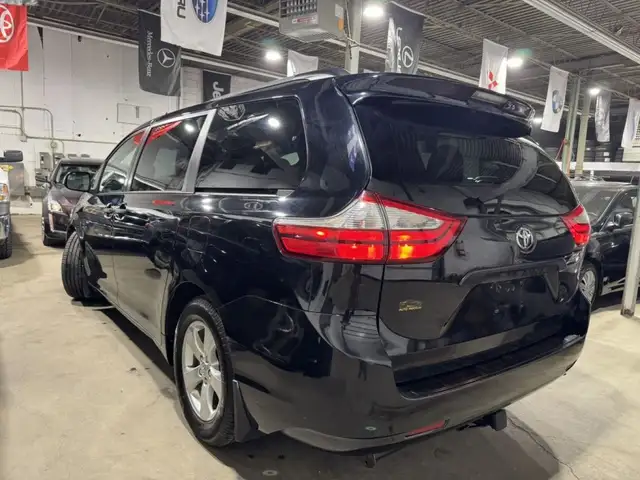 2015 Toyota Sienna LE in Cars & Trucks in City of Montréal - Image 7