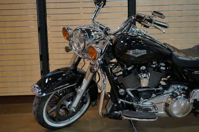 2018 Harley-Davidson FLHR - Road King in Sport Touring in Medicine Hat - Image 10