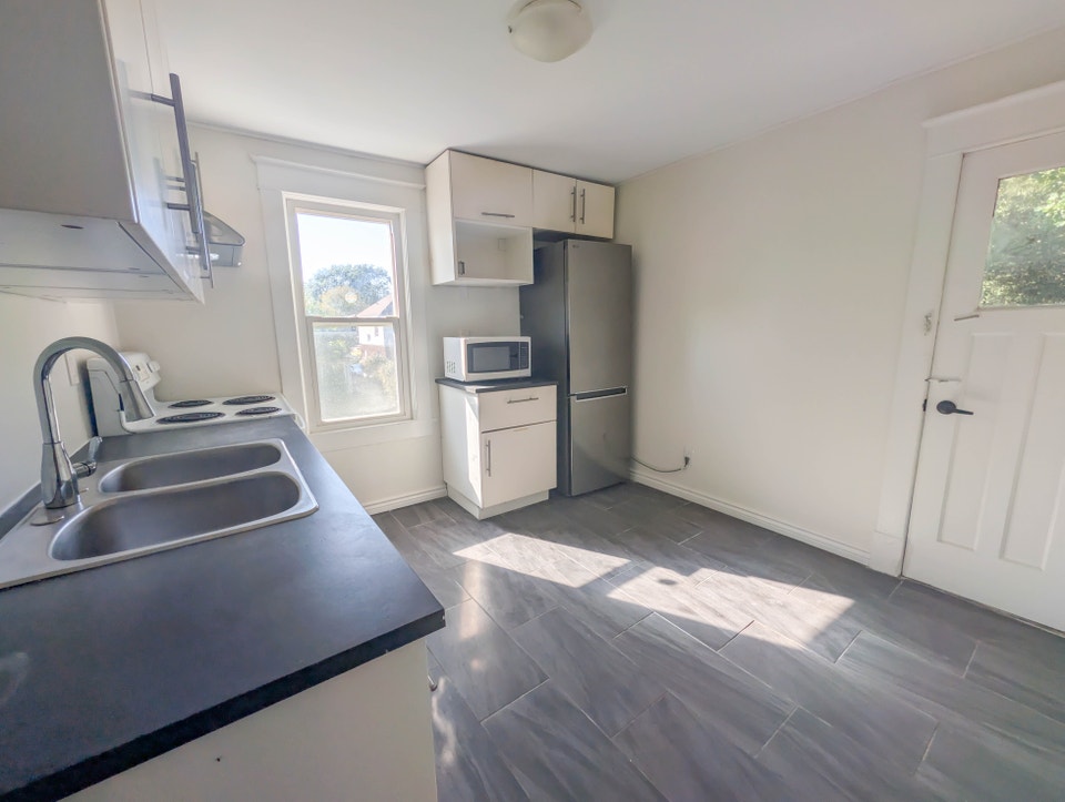 5949 Delaware St, Niagara Falls - 3 Bed + 3 Bath Upper Unit 4