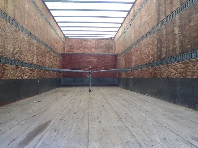 2017 International 4300 24ft Moving Box in Heavy Trucks in Mississauga / Peel Region - Image 6