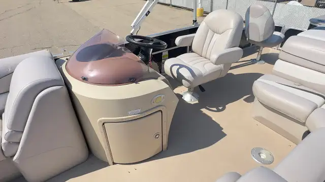 2010 Bennington 2275 GSI used pontoon boat in Powerboats & Motorboats in Prince Albert - Image 10
