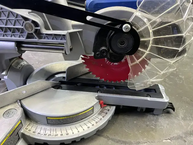 Kobalt Compact Sliding Single-Bevel Corded Mitre Saw - 7 1/4-in in Power Tools in Mississauga / Peel Region - Image 3