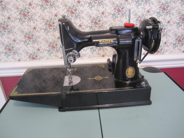 SINGER FEATHERWEIGHT SEWING MACHINE MODEL #221 in Hobbies & Crafts in St. Catharines