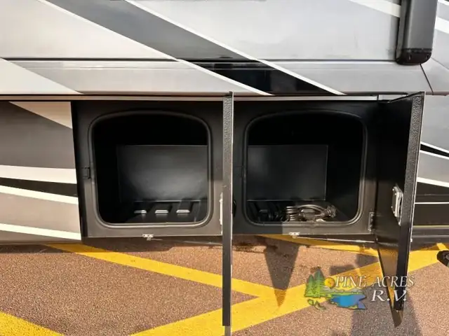 2022 Thor Motor Coach Challenger 35MQ only 6,310 Miles in RVs & Motorhomes in Moncton - Image 63