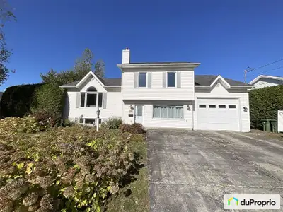 OFFRE D'ACHAT ACCEPTÉE Très spacieuse propriété située dans un quartier résidentiel recherché, offra...