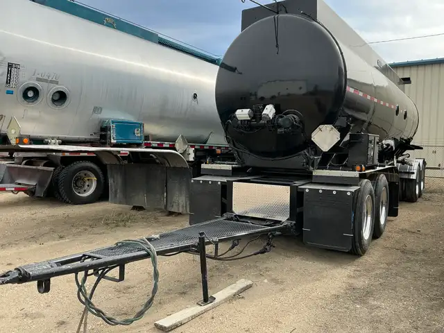 2012 ADVANCE 32000L Quad/A Pup Tank Trailer in Heavy Equipment in St. Albert - Image 2