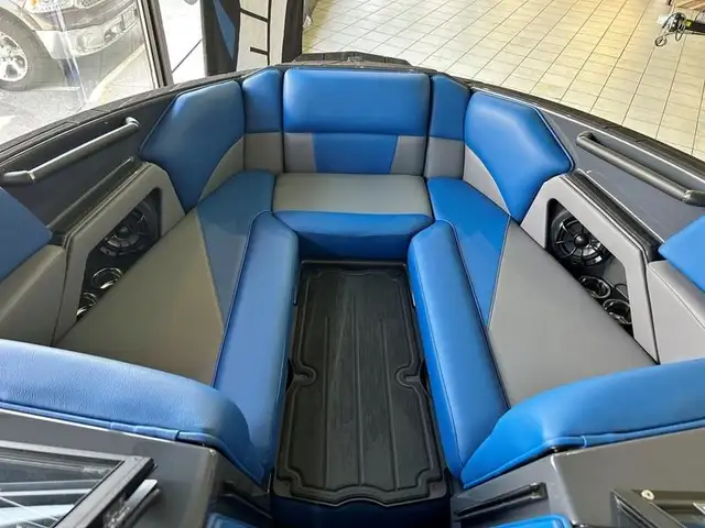 2025 Moomba Craz in Powerboats & Motorboats in Edmonton - Image 11