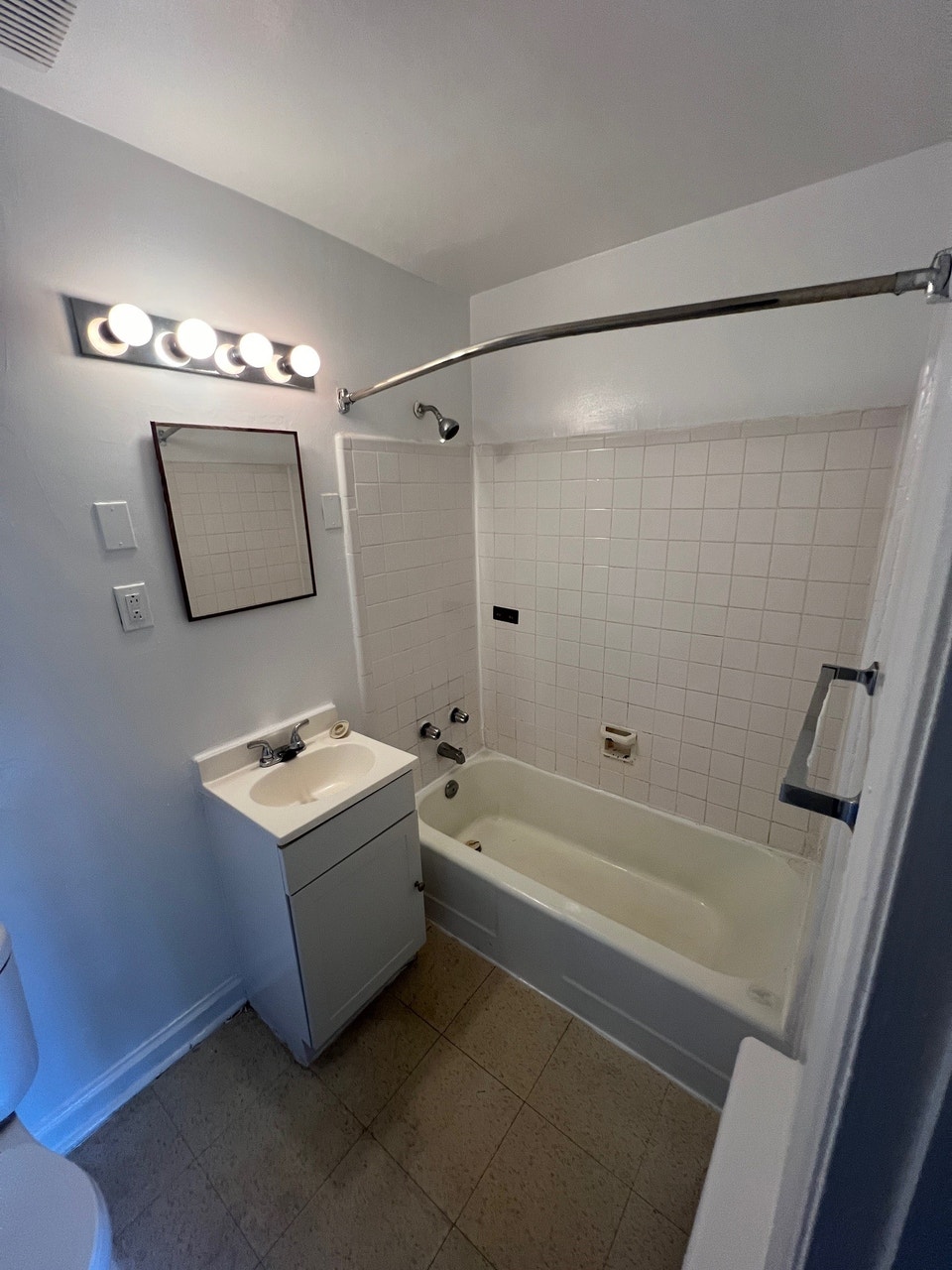 Studio Apartment in Ottawa East (Vanier) 3