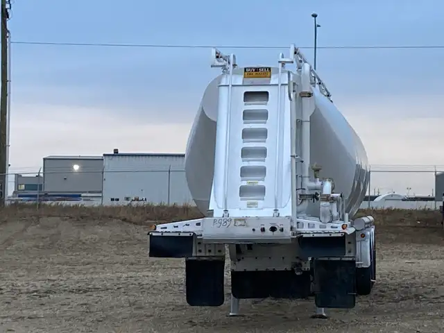 2011 MAC 1480 Cubic Ft Dry Bulk / Pneumatic Tank Trailer in Heavy Equipment in Delta/Surrey/Langley - Image 8