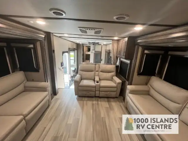 2023 Grand Design Solitude 380FL in Travel Trailers & Campers in Kingston - Image 10