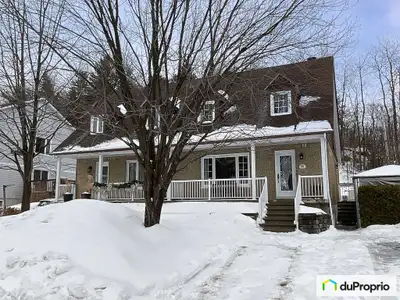 Beau jumelé de style canadien situé dans un secteur recherché. La propriété ne possède aucuns voisin...