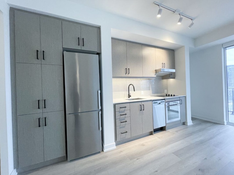 WEST CONDOS 2 Bedroom+Den Corner Condo For Rent Downtown Toronto 4
