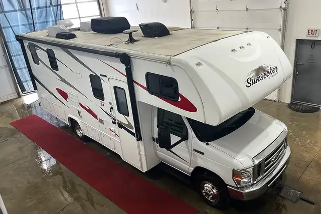 2019 Forest River Sunseeker 2420MS – Pre-Owned Class C Motorhome in RVs & Motorhomes in Red Deer - Image 9