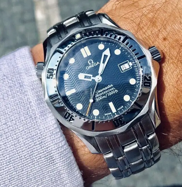 OMEGA SEAMASTER DIVER 300M QUARTZ 36.25MM WATCH - James Bond 007 in Jewellery & Watches in City of Toronto - Image 2
