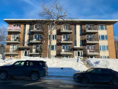 3 1/2 sur rue de La Forest à 880$/mois chauffé et eau chaude fournie, ainsi que semi-meublé pour JUI...