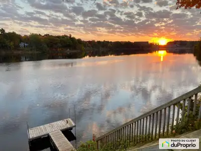 Idéalement située aux abords de la rivière St-François, cette demeure de trois chambres à coucher of...