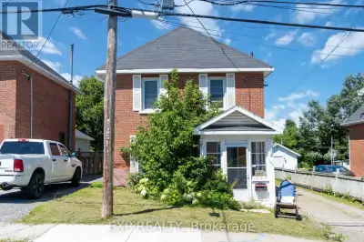 Welcome to 105 Division St North. This delightful single detached home sits on a spacious acre lot,...