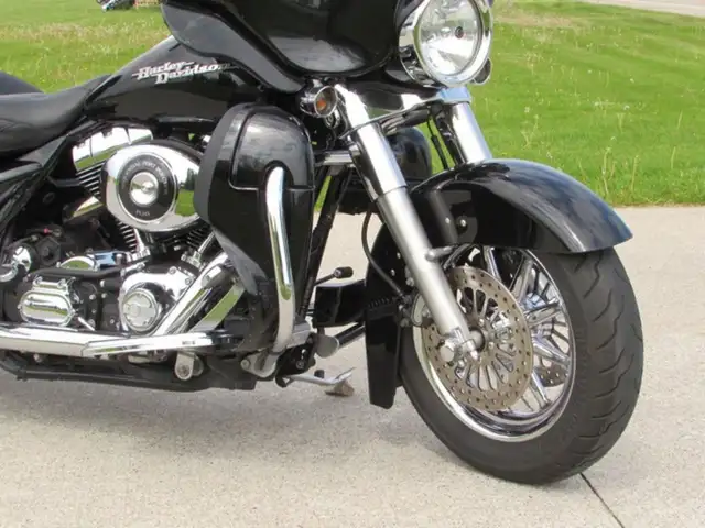 2006 Harley-Davidson FLHX Street Glide Over $9,000 in Great Opti in Sport Touring in Leamington - Image 6