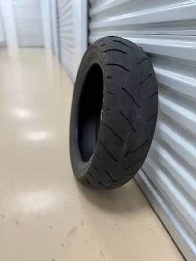 Size 180/60 R16 Motorcycle tire Dunlop E3 No damage or punctures Price 50$ Located in my storage. 14...