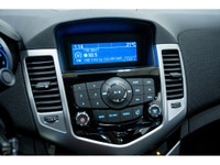 La Chevrolet Cruze 2014 est une berline compacte qui se distingue par sa fiabilité, son efficacité é... (image 2)