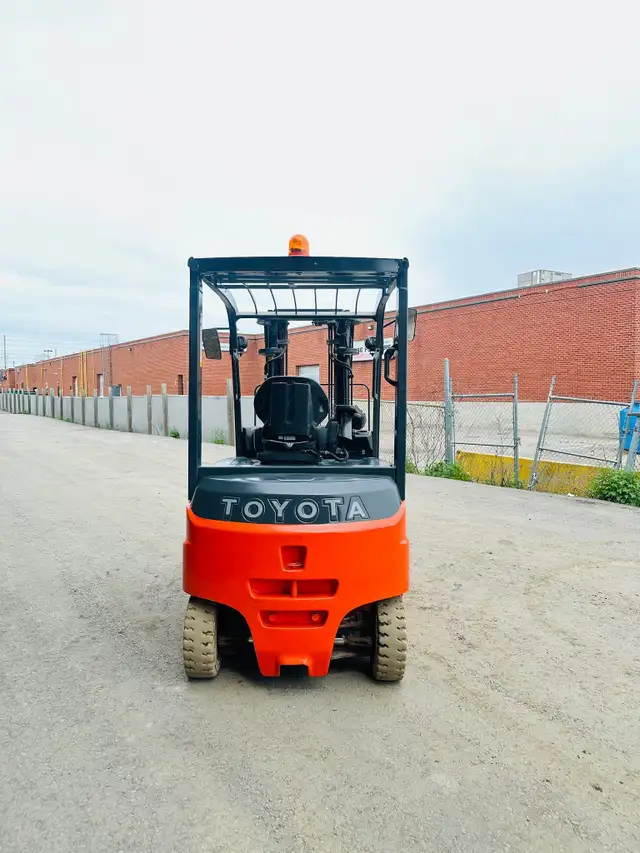 2018 Toyota 5000lbs Cap Electric OUTDOOR FORKLIFT 3 stage side-s in Heavy Equipment in Mississauga / Peel Region - Image 4