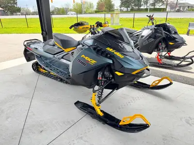 USED 2026 SKI DOO MXZ XRS 137 850 W/ SMART SHOX & 10.25in. TOUCHSCREEN $20,999 + HST & LICENSING CON...