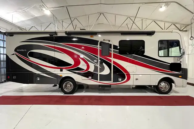2018 Holiday Rambler Admiral 30U – Pre-Owned Class A Motorhome.  in RVs & Motorhomes in Red Deer - Image 3