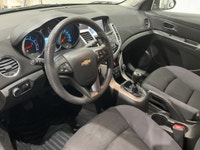 La Chevrolet Cruze LT MANUELLE CRUISE BLUETOOTH 2015 proposée par AutoStudio 72 à Mirabel est une be... (image 9)